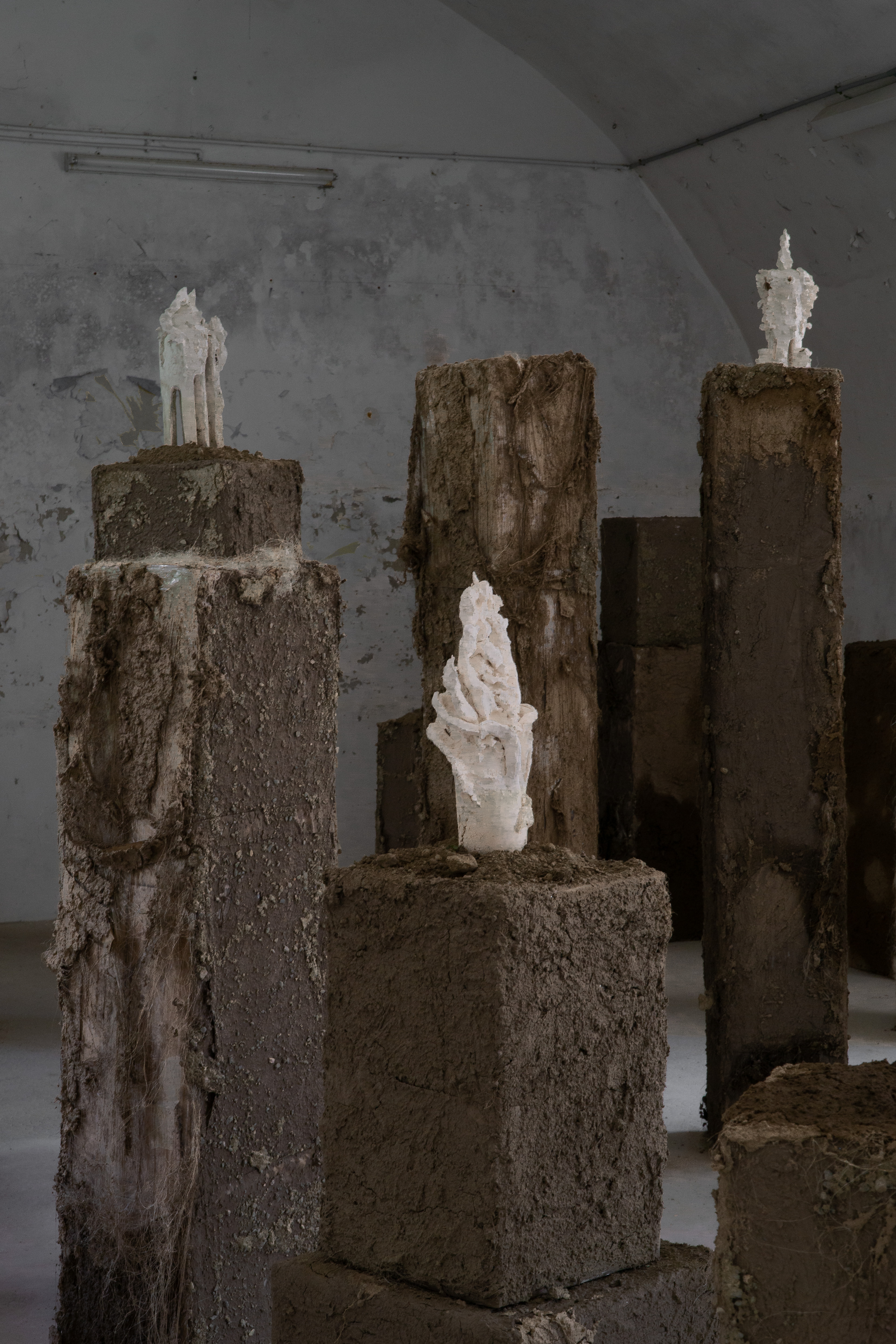 Le Jardin clos, 2023. céramique grès blanc, socle en carton, chanvre et terre végétale, dimensions variables. Photo © Margot Anquez Bariseau